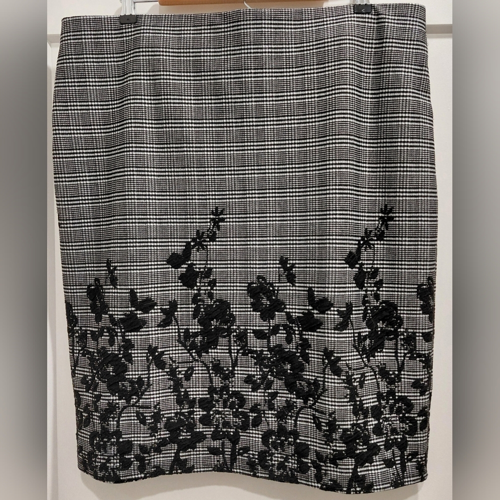 Roz & Ali Sz 1× Black & White Plaid With Velvet Burnout Flowers Pull-on